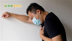 面對濃痰，可透過化痰藥將濃稠的痰液化為水狀，幫助患者可以順利將痰液排出，根據義大利一項研究，曾染新冠肺炎且住院的人，出院後服用化痰藥，發現2-3週症狀獲得改善。