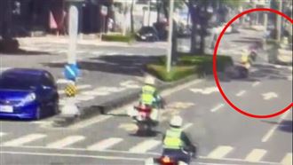 撞擊畫面曝！自小客中線左轉擊落員警