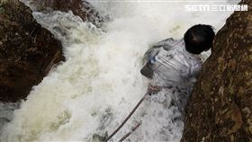 苗栗加里山溪水暴漲，男登山客落水腳卡石縫。（圖／翻攝畫面）