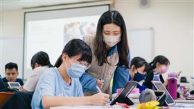 ▲鄉育教育基金會的教學團隊在輔導課程中，陪伴學生完成自主學習計畫（圖／相關單位提供）