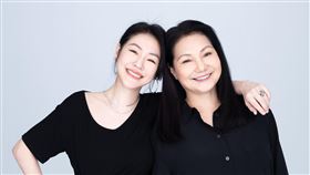 《老娘的老娘：小S和S媽的超展開對話》。(圖/金新娛樂提供)