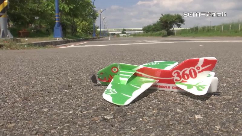 未通車道路放風箏　騎士遭斷線割脖