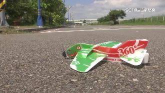 未通車道路放風箏　騎士遭斷線割脖