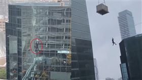  比好萊塢更猛！建築工人雙手遭起重機綁死　懸吊30樓高空。