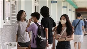 分科測驗開放查看試場（2）111學年度分科測驗將於11日至12日舉行，10日下午2時至4時開放查看試場，考生僅可於教室外查看座位安排，不能進入教室內。圖為考生到台北市建國中學查看試場。中央社記者張皓安攝  111年7月10日