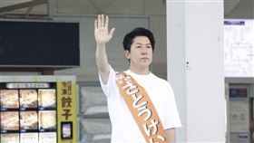 日本參議員佐藤啟順利連任，11日前往安倍晉三遭槍擊現場附近的獻花台默禱。（圖／翻攝自推特@sato_kei_nara）