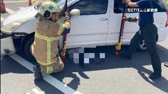 右轉轎車撞機車　女乘客受困車底