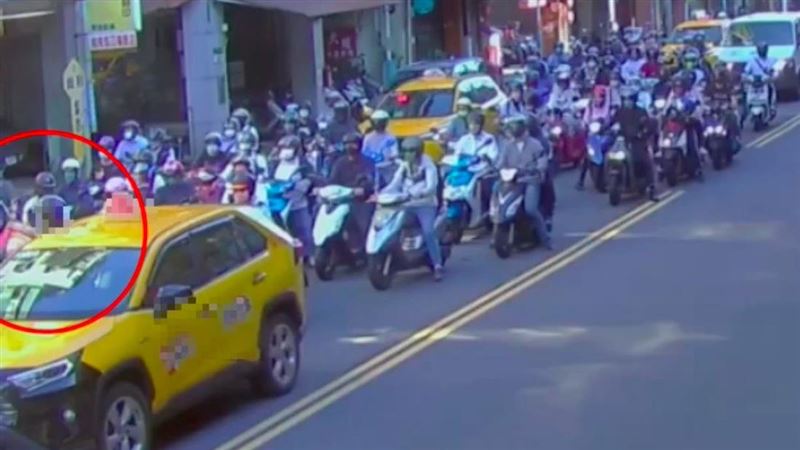 又見腳交女！車陣下車擊落騎士還嗆聲