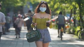 雙北等10縣市防高溫中央氣象局11日針對雙北等10縣市發布高溫資訊，台北市、新北市盆地，台南市、高雄市等為橙色燈號，可能出現攝氏36度高溫。圖為11日上午台北市大安區街頭民眾。中央社記者徐肇昌攝  111年7月11日