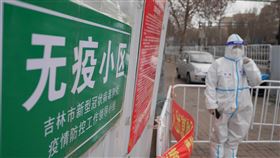 中國多地力爭創建無疫小區  國家衛健委提6標準中國多地創建「無疫小區」，爭取降級管控或優先解封。對此，中國國家衛健委官員13日提出考評6個標準，首要即是「清零」。圖為4月10日掛牌的吉林市鞍順園小區。（中新社提供）中央社  111年5月13日
