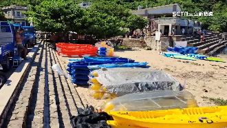 小琉球沙灘塞滿人　戲水區域重疊