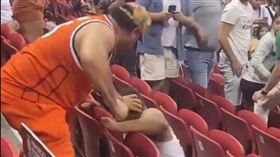 ▲夏季聯賽湖人與黃蜂的比賽，有2位球迷現場大打出手。（圖／翻攝自WMEsport記者Corey Easley推特）