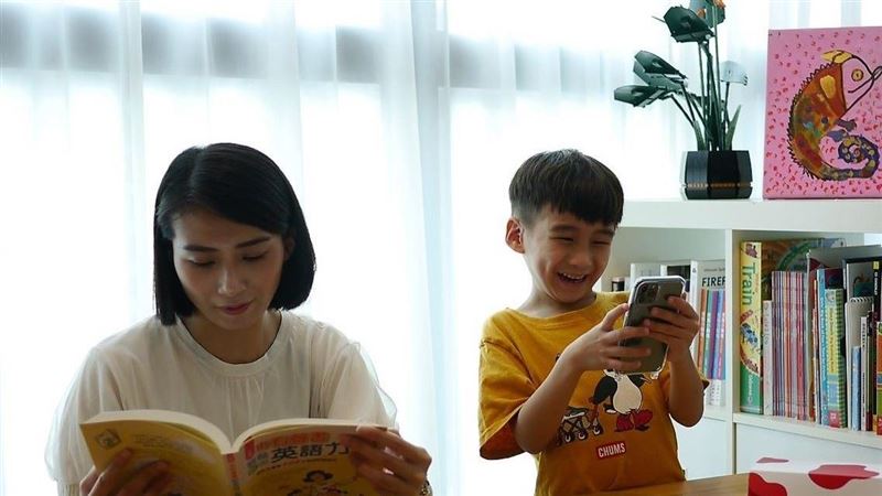親子互動最大殺手：陪玩手遊、看電視