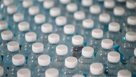 使用寶特瓶、保麗龍、一般紙杯、外帶塑膠杯等購買飲品，皆無法享有自備飲料杯省5元優惠。（示意圖／翻攝自Unsplash圖庫）
