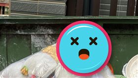 麥當勞20年前絕版Hello Kitty贈品，慘躺子母車。（圖／翻攝自爆廢公社二館臉書）