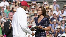 ▲澳洲壞小子基爾喬斯（Nick Kyrgios）無視溫網全白規定，戴著紅帽領獎。（圖／美聯社／達志影像）