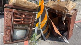  有網友在路邊，看到一台「阿公級」電視。（圖／翻攝自爆廢公社）