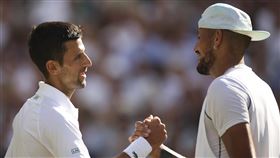 ▲喬科維奇（Novak Djokovic）承諾會請基爾喬斯（Nick Kyrgios）吃飯。（圖／美聯社／達志影像）