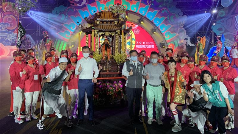 桃園大戲《鬥陣2》眾神出巡闔家平安