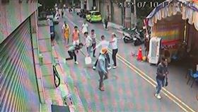 南投南崗工業區越南籍移工打群架。（圖／翻攝畫面）