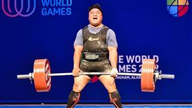 台灣好手楊森在健力男子超重量級賽事中成功奪銀，更在蹲舉項目打破 120 公斤級的世界紀錄。（圖／體育署提供)