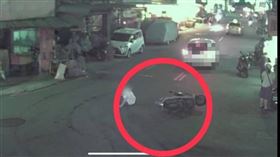 高姓男子遭警方追捕，最後在永和、永樂街口緊張自摔。（圖/翻攝畫面）