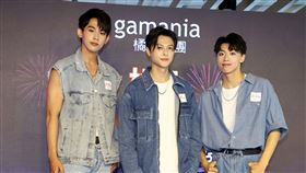 王子、原子少年黃文廷(右一)、陳治廷(左一)出席橘子嘉年華記者會。（記者邱榮吉/攝影）