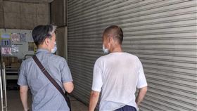 男子想像稱高雄車站有多人持槍  涉恐嚇公眾遭法辦警方11日凌晨獲報表示，台鐵高雄車站有多人持槍，動員10多名警力前往車站周邊巡查，卻未發現可疑人事物，警方找到報案的50歲王姓男子，王男表示一切是自己想像，遭依恐嚇公眾罪嫌移送。（民眾提供）中央社記者曾以寧傳真  111年7月11日