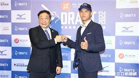 ▲富邦悍將領隊林華韋和第12輪選進的林華偉合影。（圖／記者劉彥池攝影）