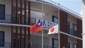 悼念安倍晉三　台北市日僑學校降半旗（1）日本前首相安倍晉三遇刺身亡，台北市日僑學校11日降半旗致意。中央社記者徐肇昌攝  111年7月11日