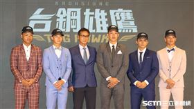 ▲台鋼雄鷹統籌教練林振賢和到場選秀球員合影。（圖／記者劉彥池攝影）