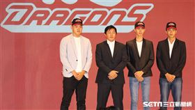 ▲味全龍總教練葉君璋和到場選秀球員合影。（圖／記者劉彥池攝影）