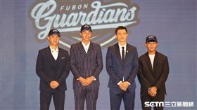 ▲富邦悍將總教練丘昌榮和到場選秀球員合影。（圖／記者劉彥池攝影）