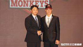 ▲樂天桃猿總教練曾豪駒和宋嘉翔合影。（圖／記者劉彥池攝影）