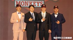 ▲樂天桃猿總教練曾豪駒和到場選秀球員合影。（圖／記者劉彥池攝影）