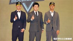 ▲中信兄弟總教練林威助和到場選秀球員合影。（圖／記者劉彥池攝影）