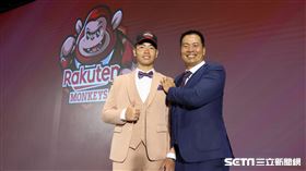 ▲前中信兄弟捕手陳瑞昌和兒子陳佳樂合影。（圖／記者劉彥池攝影）