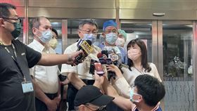蔡炳坤「腦中風」傳病況危急　柯文哲黃珊珊抵醫（圖／台北市政府提供）