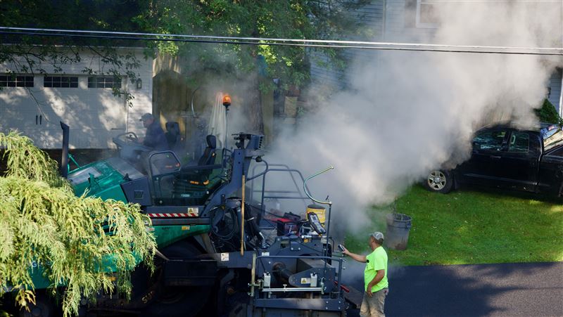 鋪路機突爆胎噴出鋼圈！工人遭砸身亡