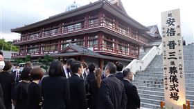 日本民眾赴增上寺悼念安倍晉三前日本首相安倍晉三8日驟逝，日本各界人士11日傍晚至增上寺的祭壇前捻香致哀。中央社記者楊明珠東京攝 111年7月11日