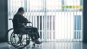 巴金森病藥物治療與病患的生活作息直接相關，如自行停藥或調整劑量，將有造成病情失控的風險。