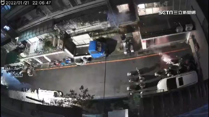 男酒醉失控躲樓梯亂放炮　遭警送辦