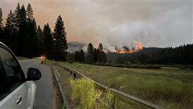 美國西部優勝美地國家公園南緣的野火迅速蔓延，濃煙持續飄往舊金山灣區。（圖／翻攝自facebook.com/YosemiteFire）
