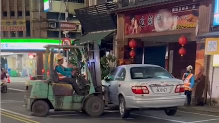 被堆高機「公主抱」！網驚：這車完了