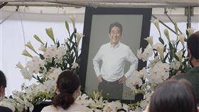 安倍晉三葬禮東京增上寺舉行已故日本首相安倍晉三的告別式，12日下午在東京增上寺舉行，會場設置安倍遺照供悼念。中央社記者楊明珠東京攝  111年7月12日