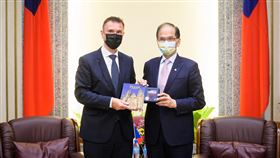 立法院長游錫堃今（12）日接見捷克經濟文化辦事處代表朗樂（Patrick Rumlar）。（圖／翻攝游錫堃臉書）