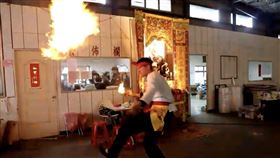 《民雄鬼屋》道長平日會用明火進行儀式，但是在監獄古蹟裡只能使用其他法器為工作人員驅邪。（圖／采昌、馬棋朵提供）