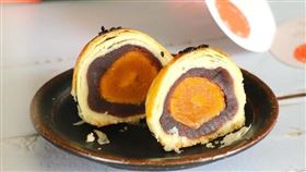 蛋黃酥界愛馬仕，紅土鹹蛋黃，一盒蝦皮喊價3000起跳，最貴5000（圖／翻攝自陳耀訓·麵包埠YOSHI BAKERY臉書）