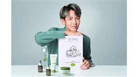 ▲與知名保養品牌歡度十年歷程的男孩柯震東（圖／業者提供）