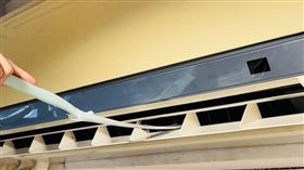 冷氣出風口清潔不易，使用專用防黴清潔棒能深入死角同時形成保護膜預防黴菌滋長。（圖／486團購提供）